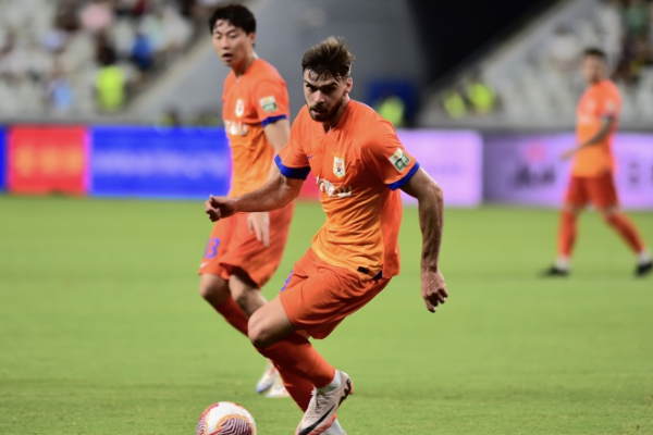 克雷桑进球助泰山队2-2绝平横滨水手
